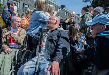 Protest niepełnosprawnych i opiekunów przed Sejmem