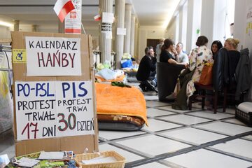 Protest opiekunów osób niepełnosprawnych w Sejmie
