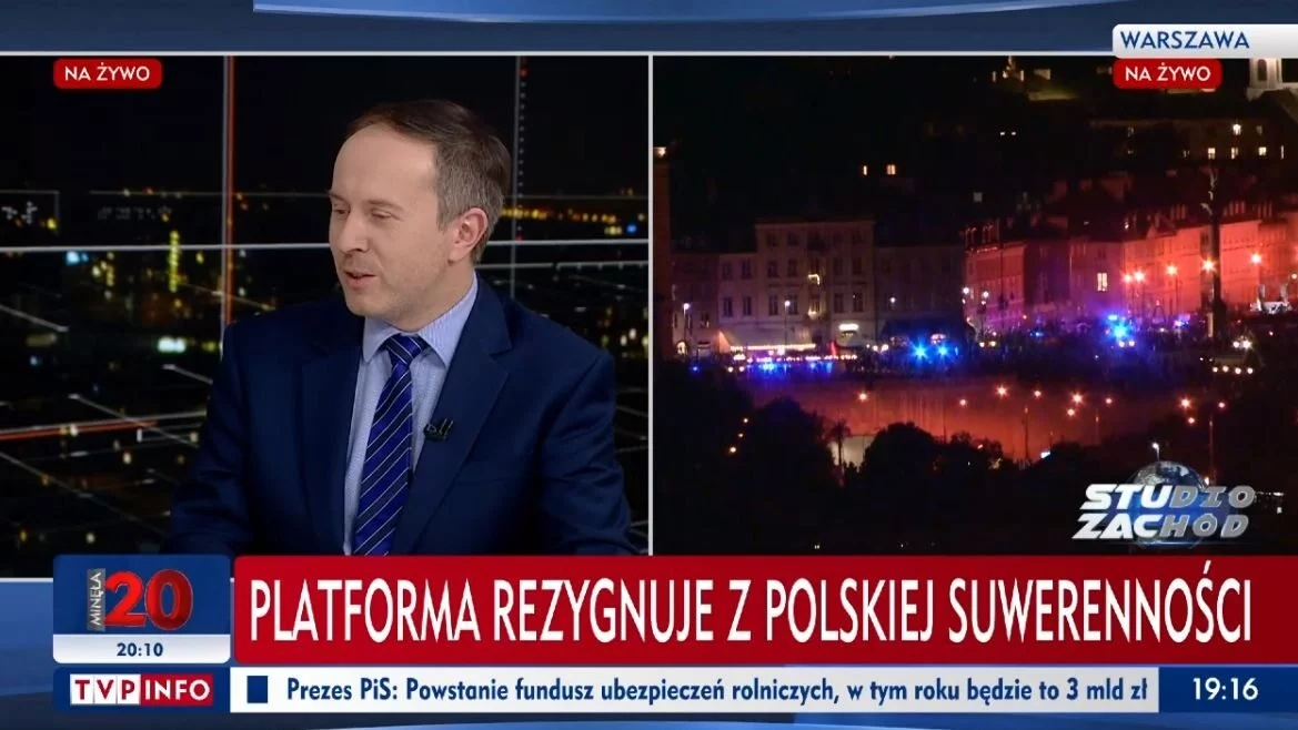 Fragmenty programu „Studio Zachód” w TVP Info i słynne „paski”