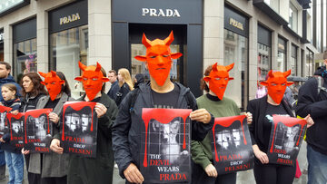 Protest pod sklepem Prada w Kopenhadze
