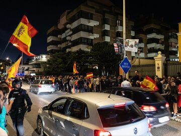 Protest przeciwko porozumieniu o amnestii dla katalońskich separatystów. Pedro Sanchez i Olaf Scholz nie mogli opuścić budynku