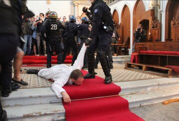 Protest przeciwko rozbiórce kościoła. Policja użyła siły wobec księdza