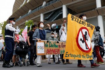 Protest przeciwników igrzysk wokół Stadionu Olimpijskiego w Tokio