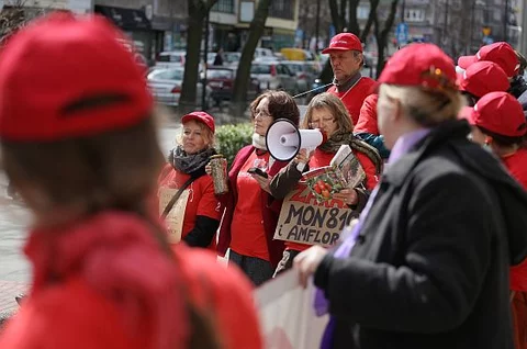 Protestujący przed resortem rolnictwa (fot. PAP/Paweł Supernak)