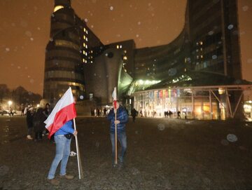 Protest przed siedzibą TVP przy ul. Woronicza, w nocy z 19 na 20 grudnia politycy PiS pełnili w niej dyżury