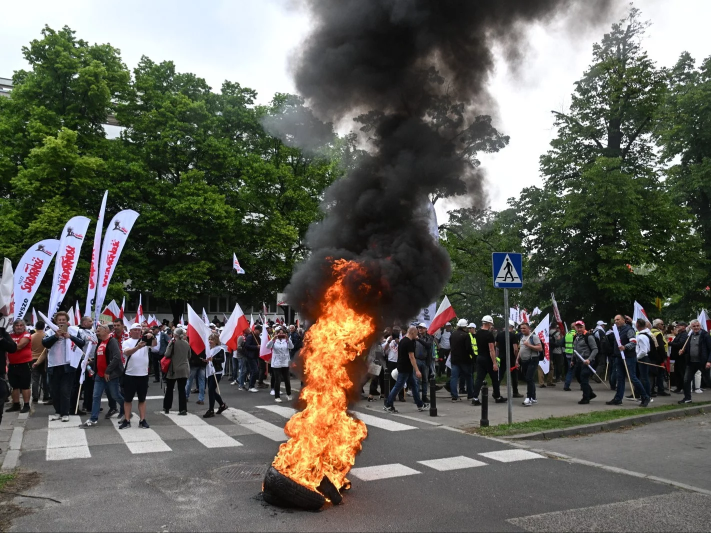 Płonąca opona podczas protestu rolników