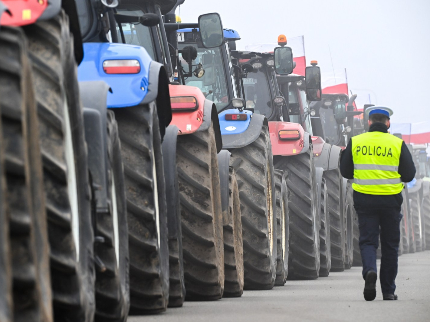 Setki traktorów na ulicach Brukseli. Protestują także polscy rolnicy