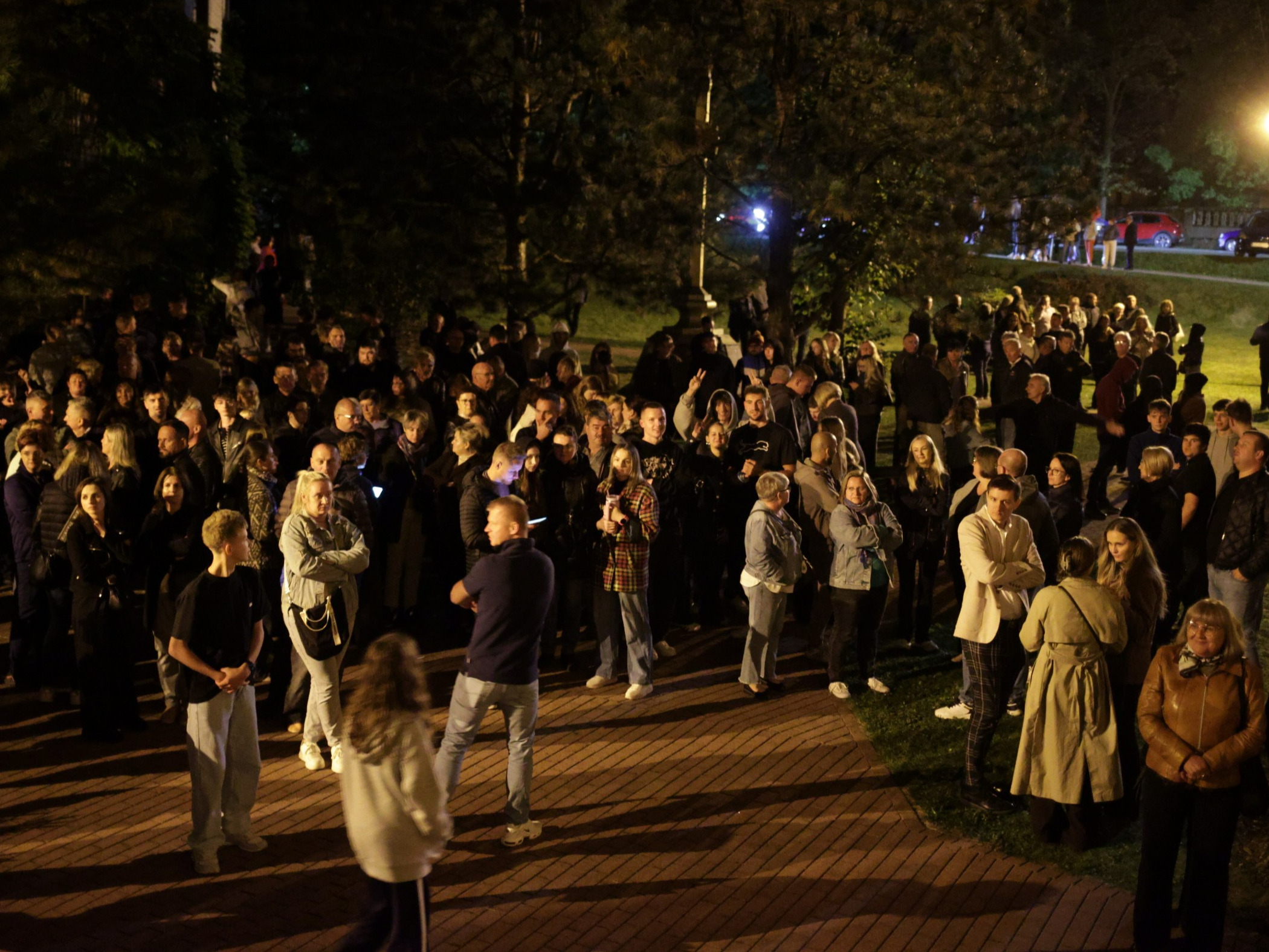 „Oddajcie proboszcza!”. Protest w Grojcu zakończył się policyjną eskortą biskupa