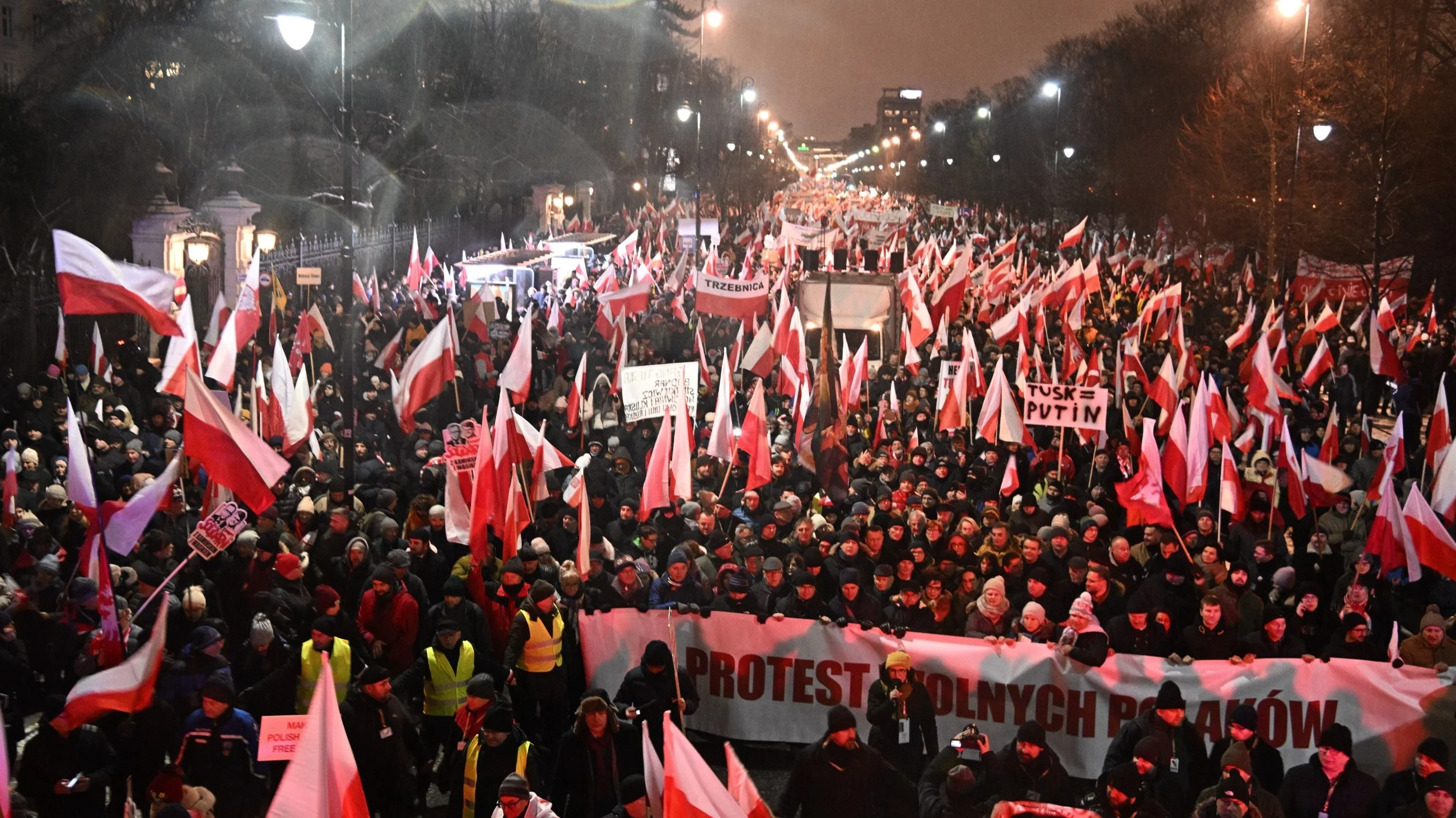 „Protest wolnych Polaków” w Warszawie. Uczestnicy przechodzą spod Sejmu pod Kancelarię Premiera