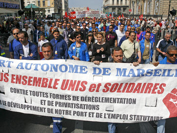 Protest zorganizowany przez dwa wielkie francuskie związki zawodowe, przeciwko reformie systemu emerytalnego  w 2008 roku