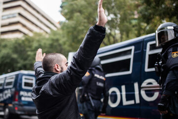 Protestujący Katalończyk i funkcjonariusze Guardia Civil