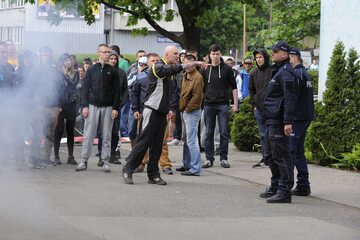 Protestujący przed komisariatem mieszkańcy Wrocławia, po śmierci Igora Stachowiaka