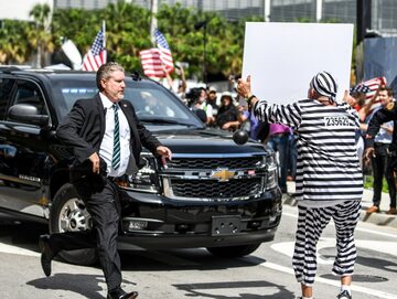 Protestujący przed limuzyną wiozącą Trumpa z sądu w Miami, gdzie były prezydent nie przyznał się do stawianych mu zarzutów