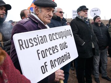 Protestujący w Armenii domagający się wystąpienia kraju z OUBZ i likwidacji rosyjskich baz