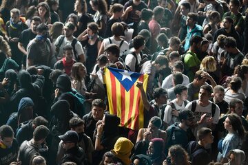 Protestujący w Barcelonie Katalończycy