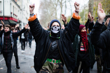 Protestujący we Francji licealiści