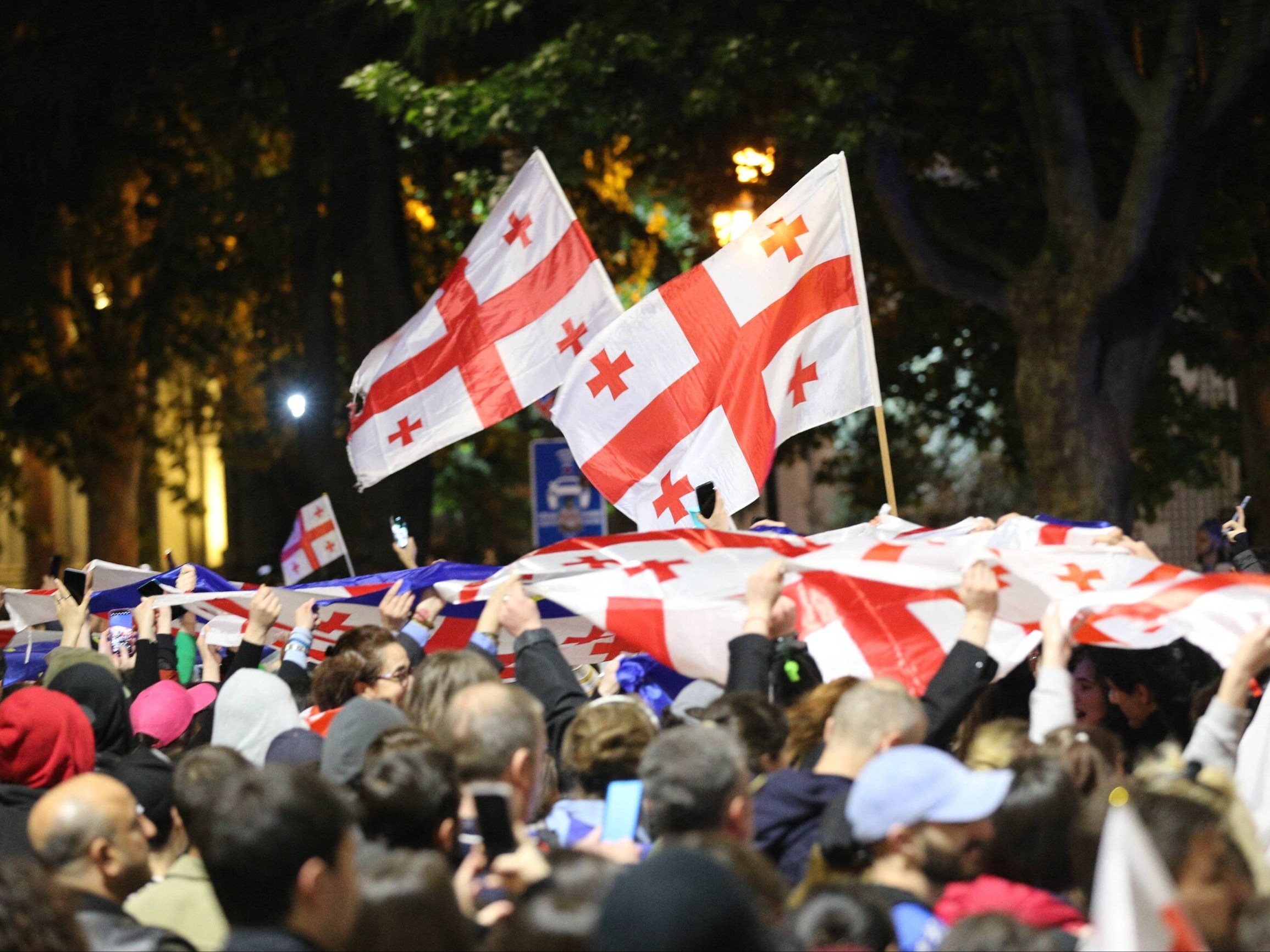Protestujący w Gruzji spalili flagi Rosji i rządzącej partii. „Wiadomość dla Iwaniszwilego” – Wprost Protestujący w Gruzji spalili flagi Rosji i rządzącej partii. „Wiadomość dla Iwaniszwilego” – Wprost