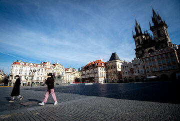 Przechodnie na ulicach Pragi