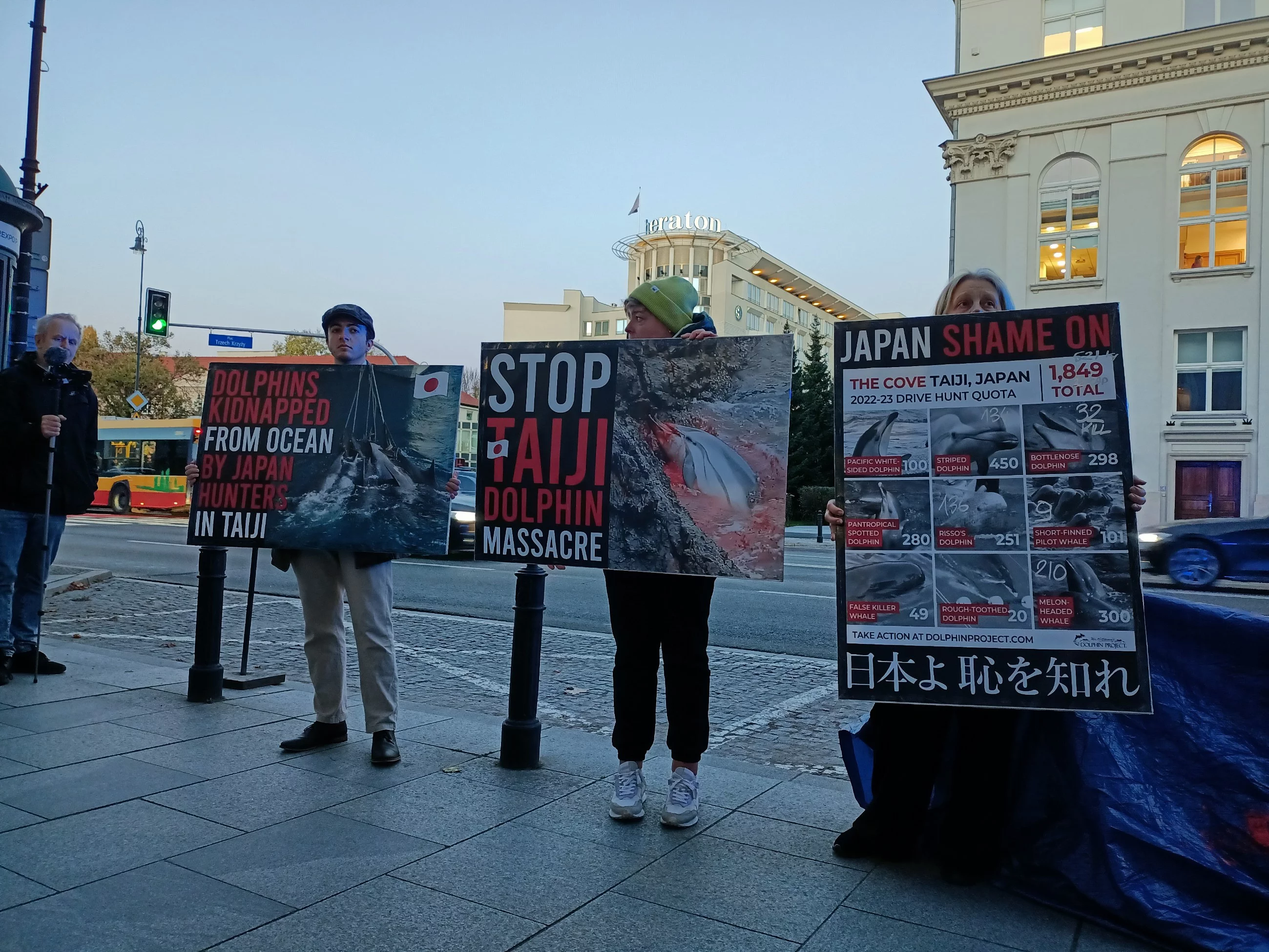 Protest grupy Warsaw Dolphin Defenders przeciwko polowaniom w Taiji, Warszawa, 7 listopada