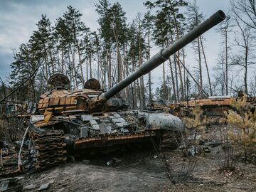 Przedmieścia Kijowa. Rosyjski czołg znokautowany przez ukraińską armię
