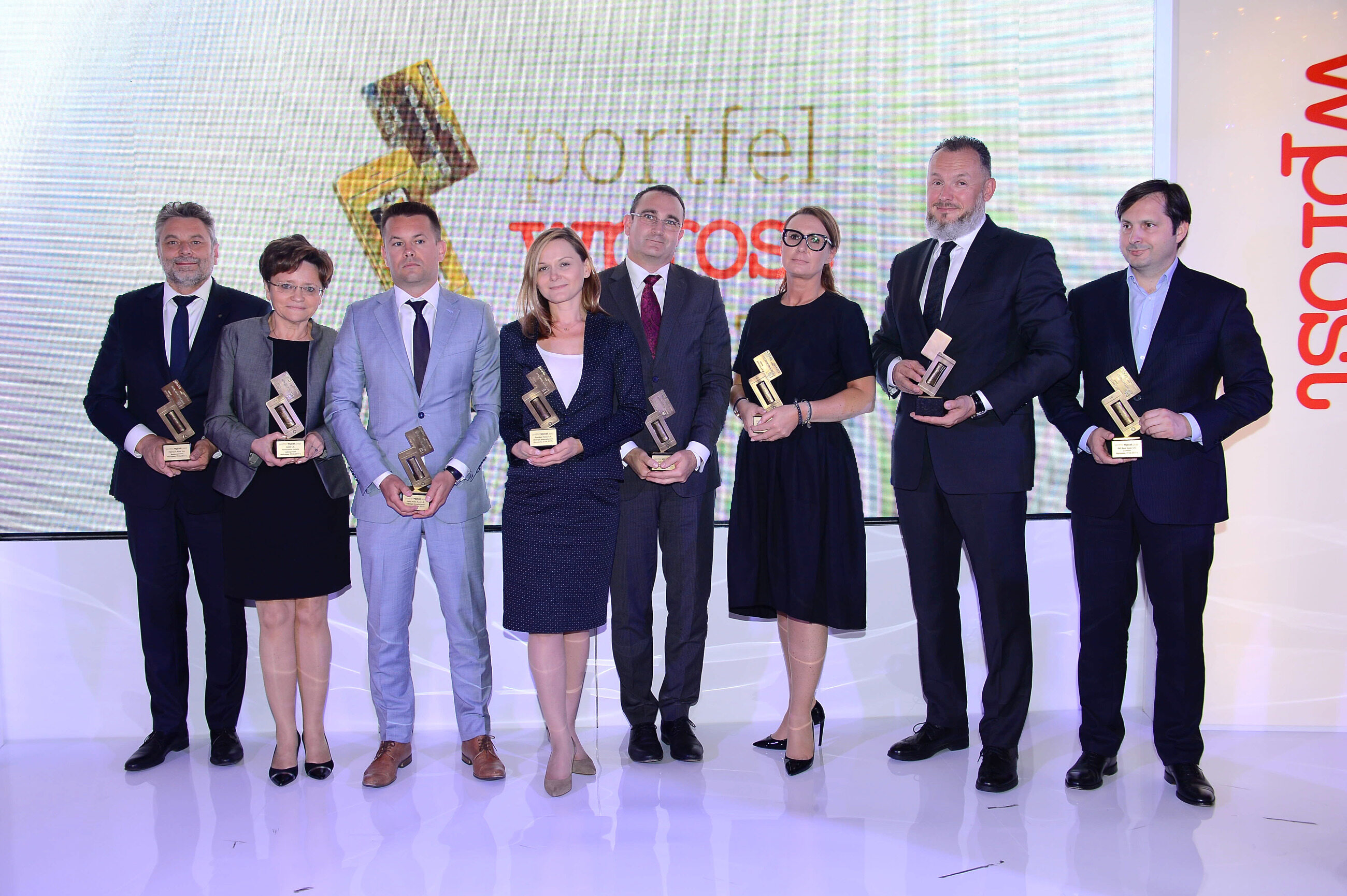 Przedstawiciele nagrodzonych instytucji podczas gali Portfeli "Wprost" 2017