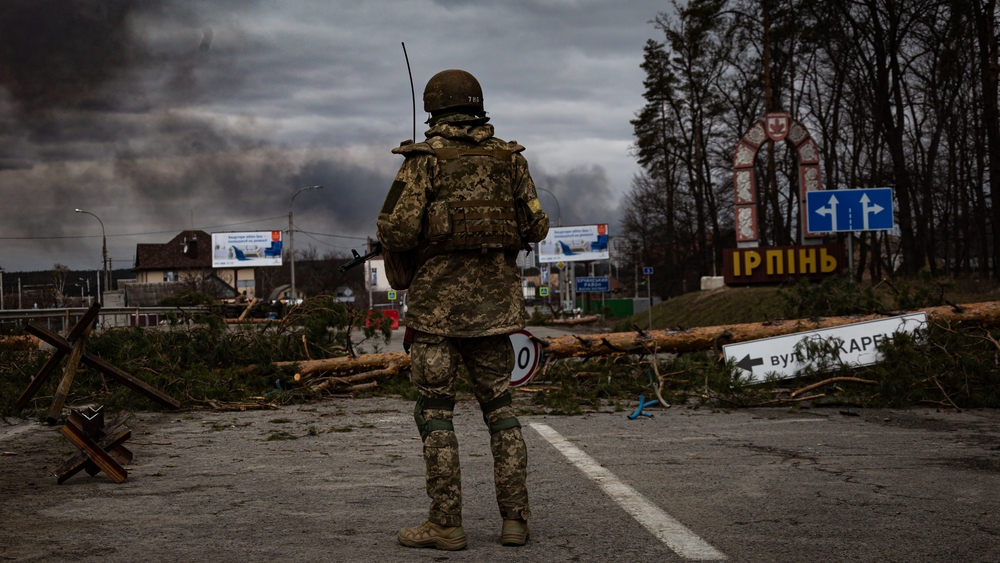 Irpień, Ukraina – 5 marca 2022: Ukraiński żołnierz stoi na punkcie kontrolnym do miasta Irpień.