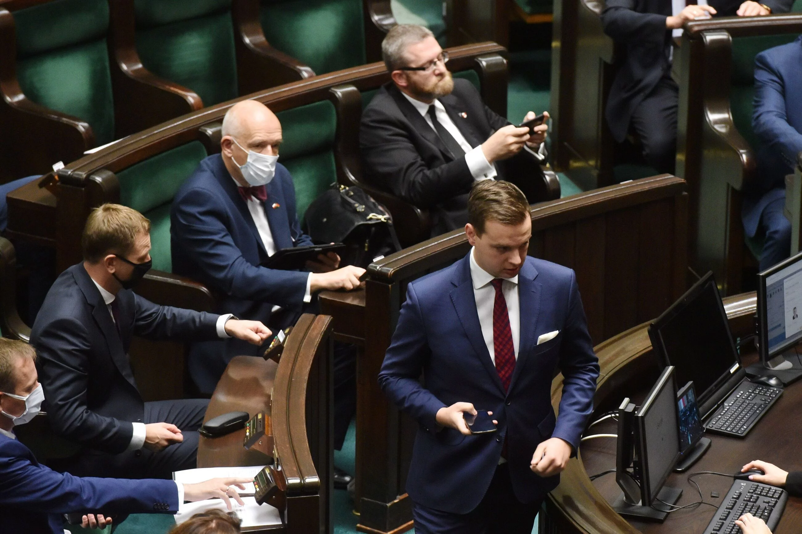 Politycy Konfederacji w ławach sejmowych. Na pierwszym planie Jakub Kulesza