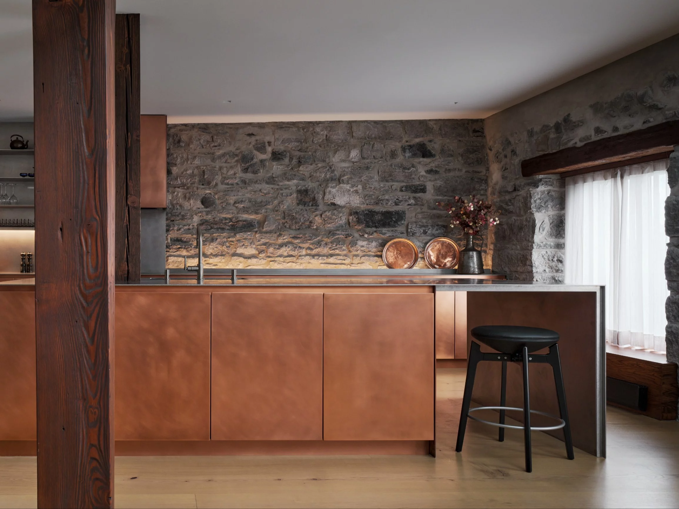 Dwupoziomowy apartament z kuchnią w kolorze miedzi Projekt: MU Architecture