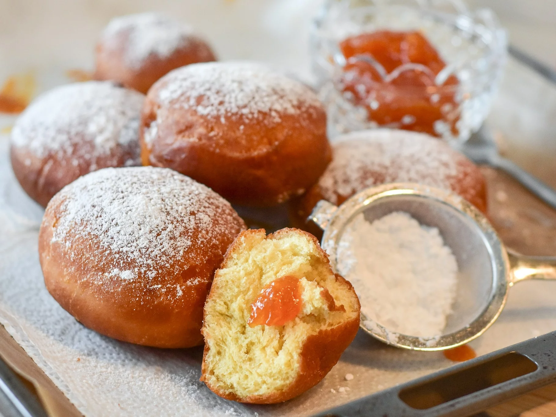 Domowe paczki z nadzieniem, posypane cukrem pudrem