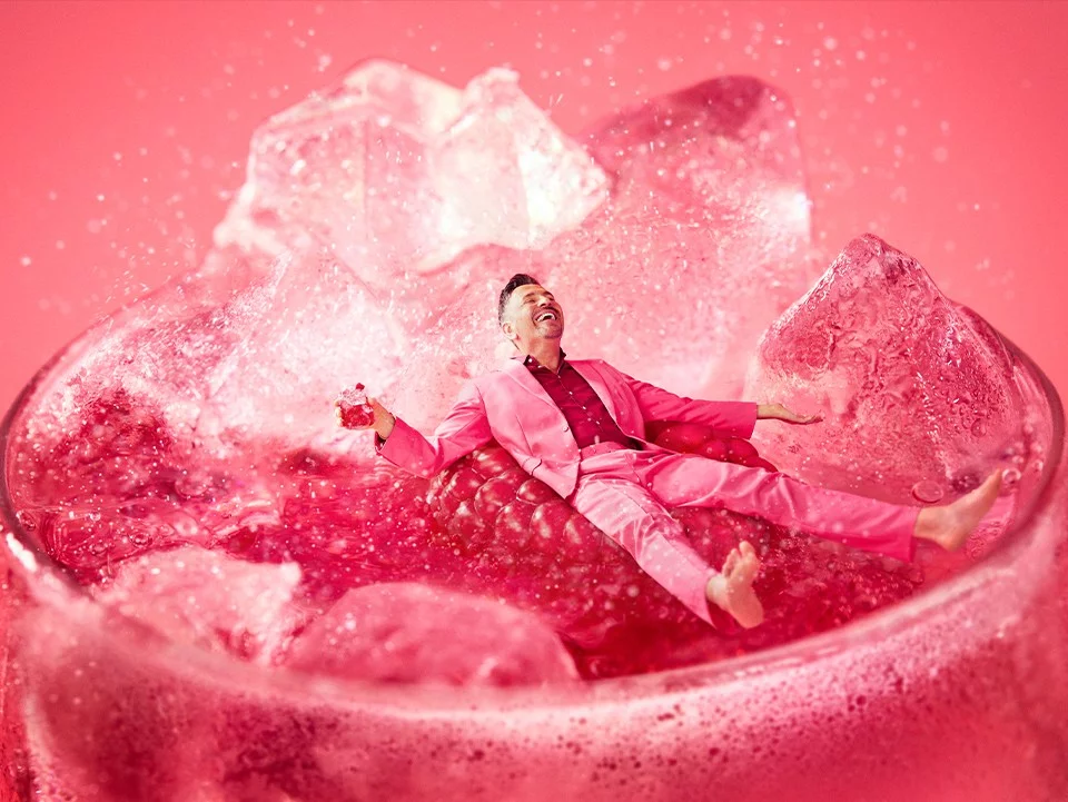 Krzysztof Ibisz leżący w szklance na ogromnej malinie