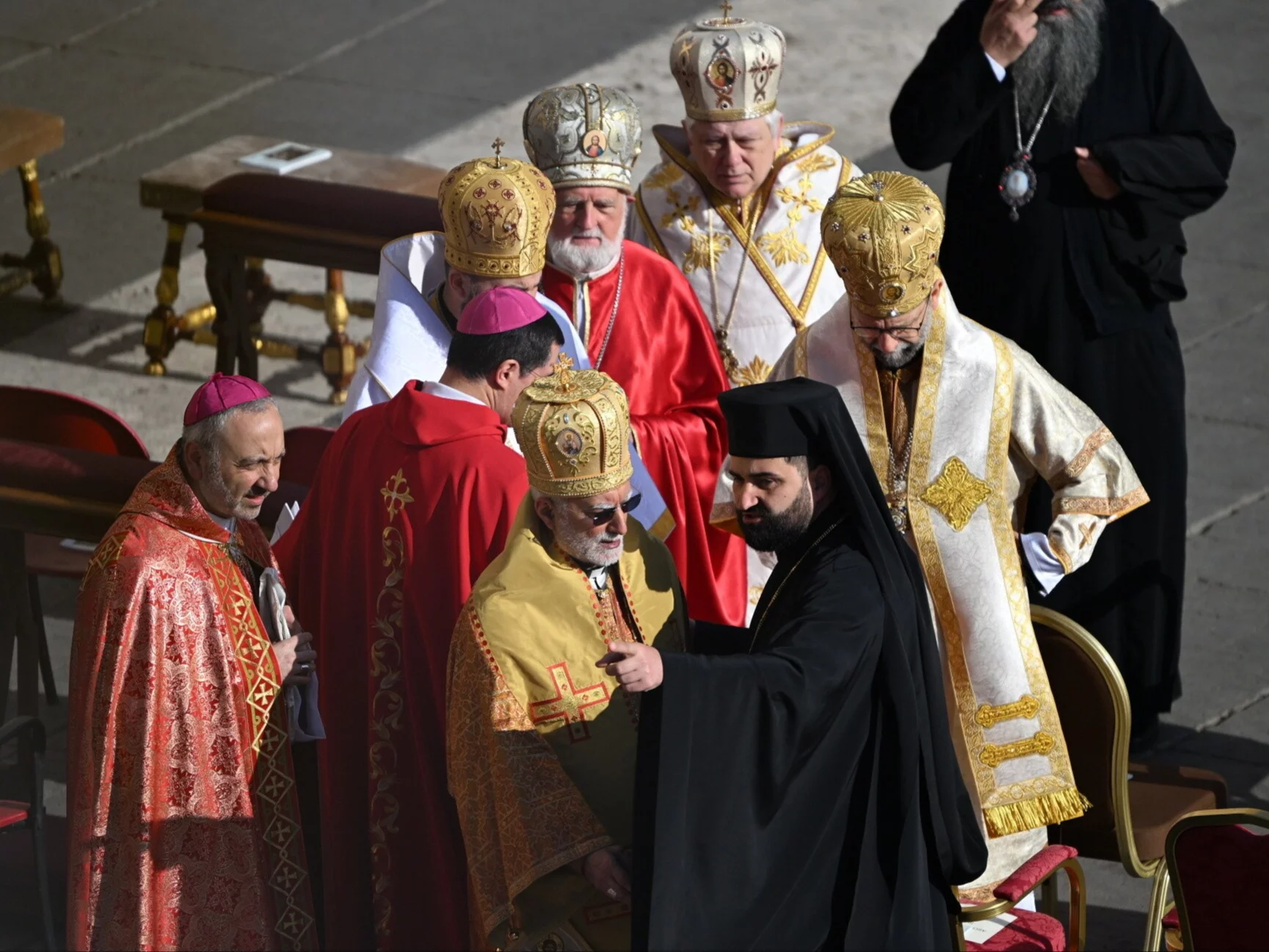Duchowni podczas przygotowań do uroczystości pogrzebowych papieża Franciszka