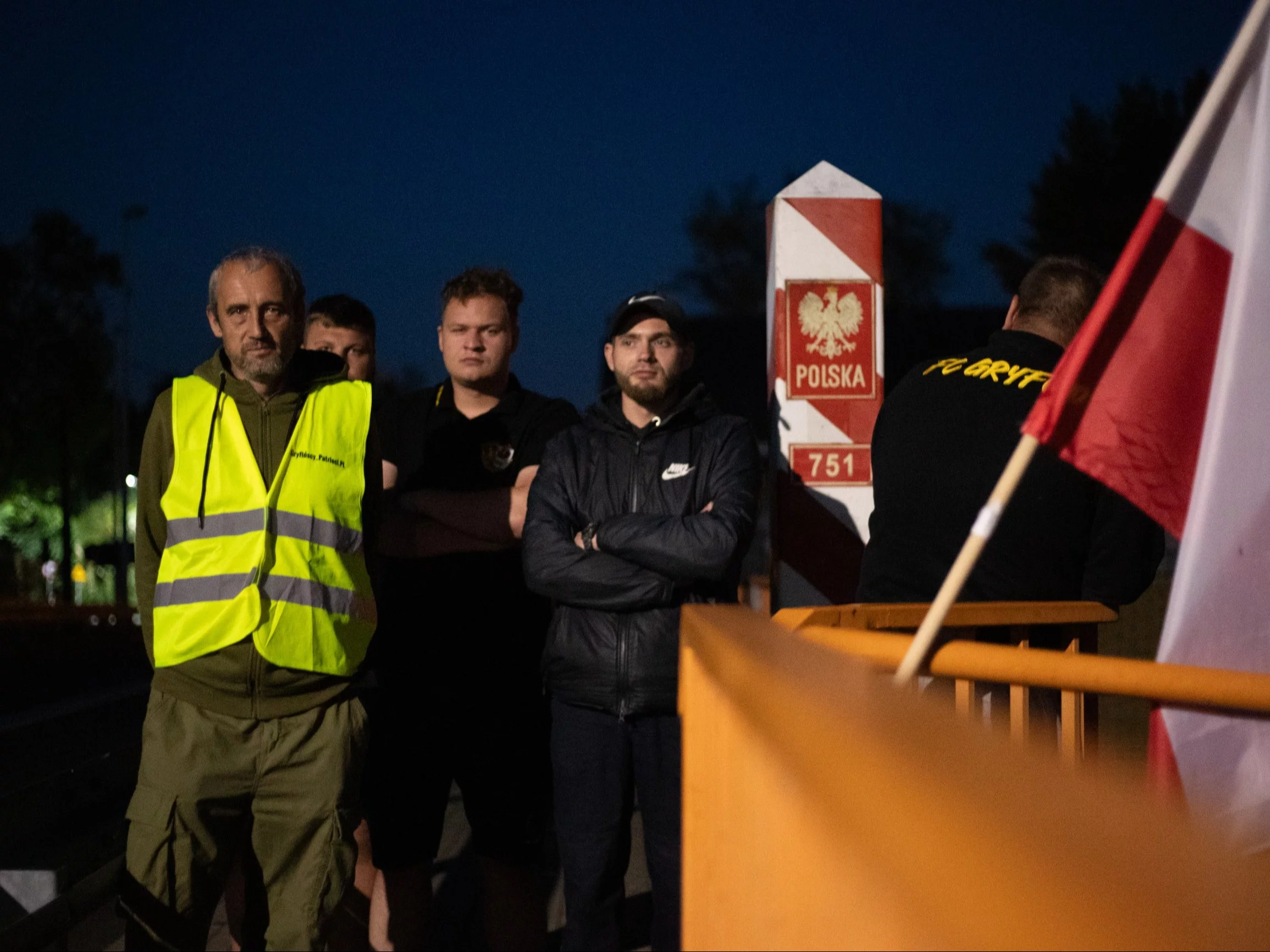 Obrońcy granic przy moście w Mescherin. W żółtej kamizelce Piotr Koliński