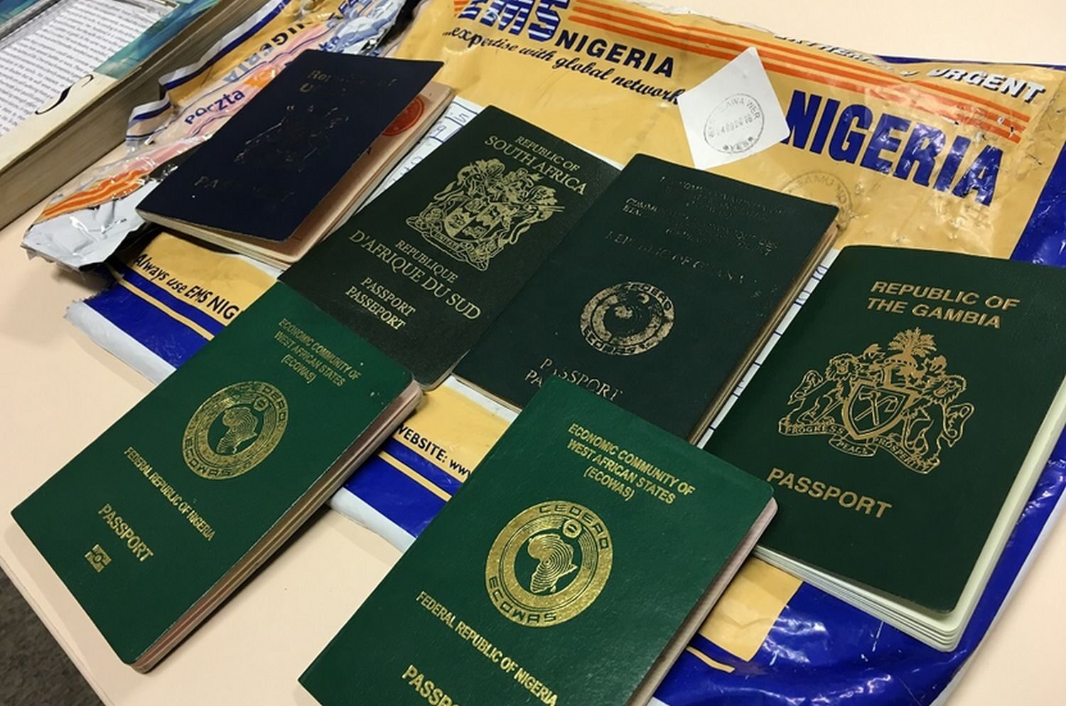 Przerobione paszporty z Afryki