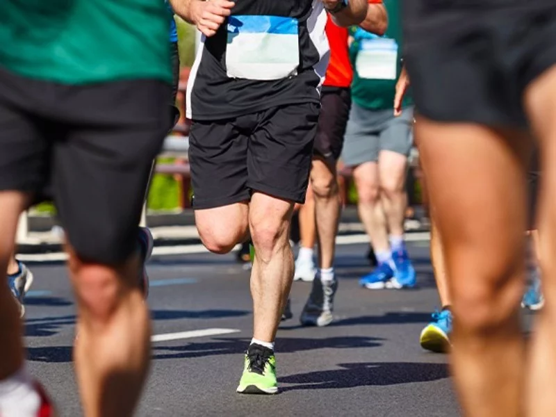Osoby biegnące w maratonie