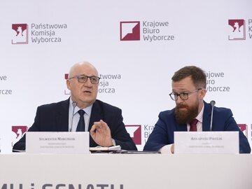 Przewodniczący PKW Sylwester Marciniak (po lewej)