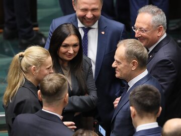 Przewodniczący PO Donald Tusk (2P), wicemarszałek Sejmu Monika Wielichowska (3L) oraz poseł KO Bartłomiej Sienkiewicz (P) na sali obrad Sejmu w Warszawie