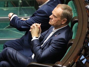 Przewodniczący PO Donald Tusk na sali obrad Sejmu w Warszawie, 14 bm. w drugim dniu posiedzenia inaugurującego X kadencję izby. Posłowie zajmują się m.in. wyborem członków KRS z ramienia Sejmu
