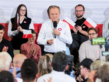Przewodniczący PO Donald Tusk podczas otwartego spotkania z mieszkańcami we wrocławskiej dzielnicy Jagodno