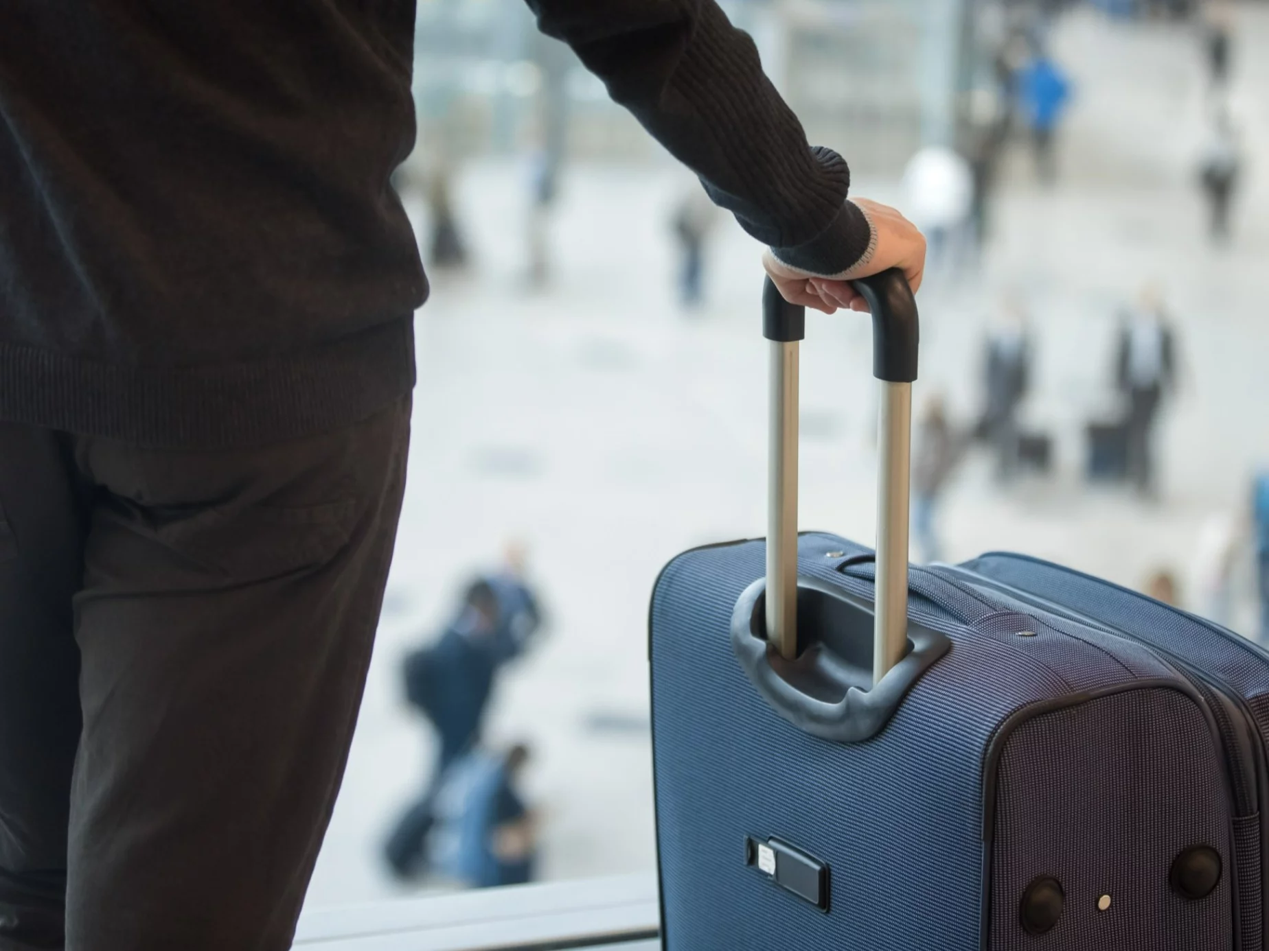 Podróżny z walizką, zdjęcie ilustracyjne