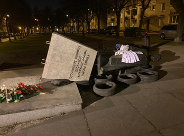Przewrócony pomnik ks. Jankowskiego