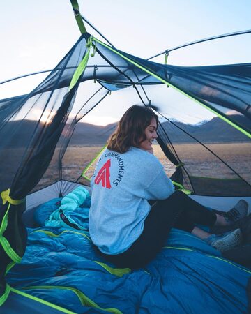 Przezroczysty namiot wpisujący się w trend „transparent camping”