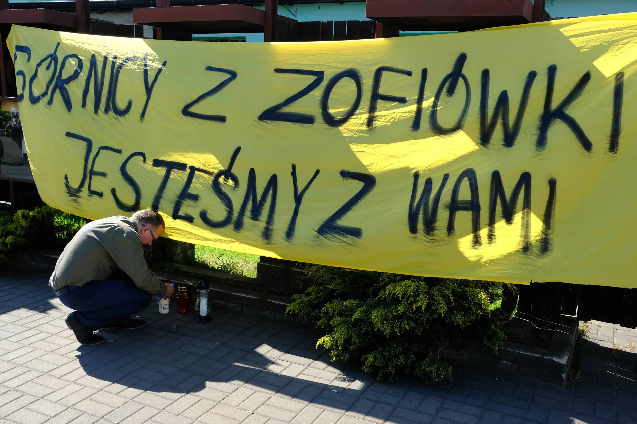 Znicze przed kopalnią Zofiówka