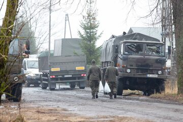 Przy granicy wciąż stacjinują polscy żołnierze