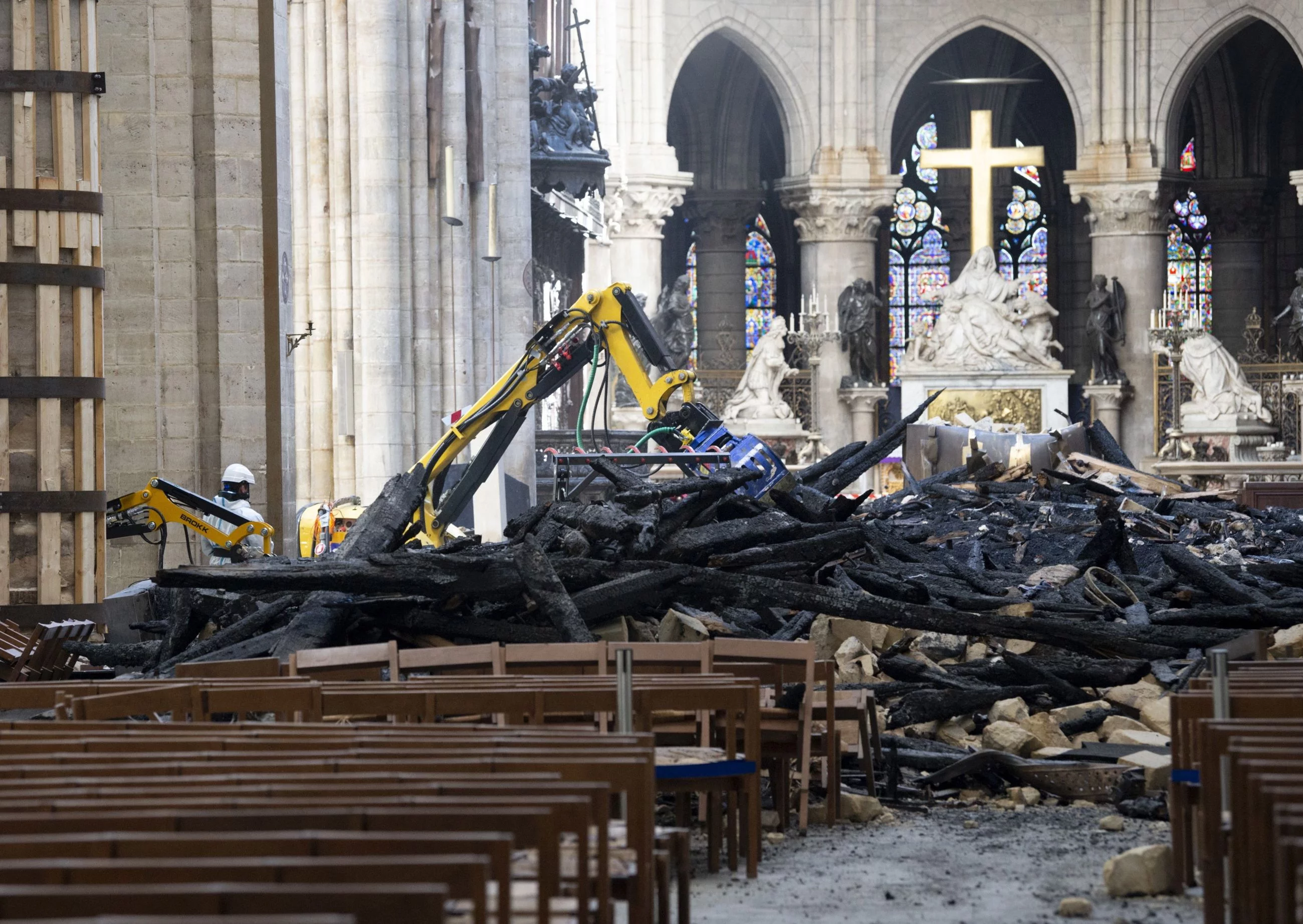 Prace we wnętrzu katedry Notre Dame