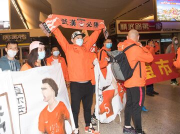 Przyjazd drużyny piłkarskiej po "odmrożeniu" Wuhan, 18 kwietnia 2020 r.