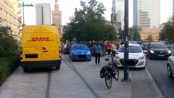 Przykład niewłaściwego parkowania w Warszawie