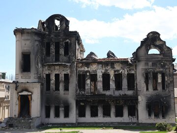 Przykład zniszczonego budynku w Mariupolu. Zdjęcie wykonano 27 kwietnia.
