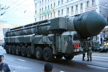 Przykładowa mobilna bateria rakiet interkontynentalnych (rosyjska)