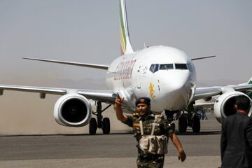 Przylot samolotu na lotnisko w Adenie