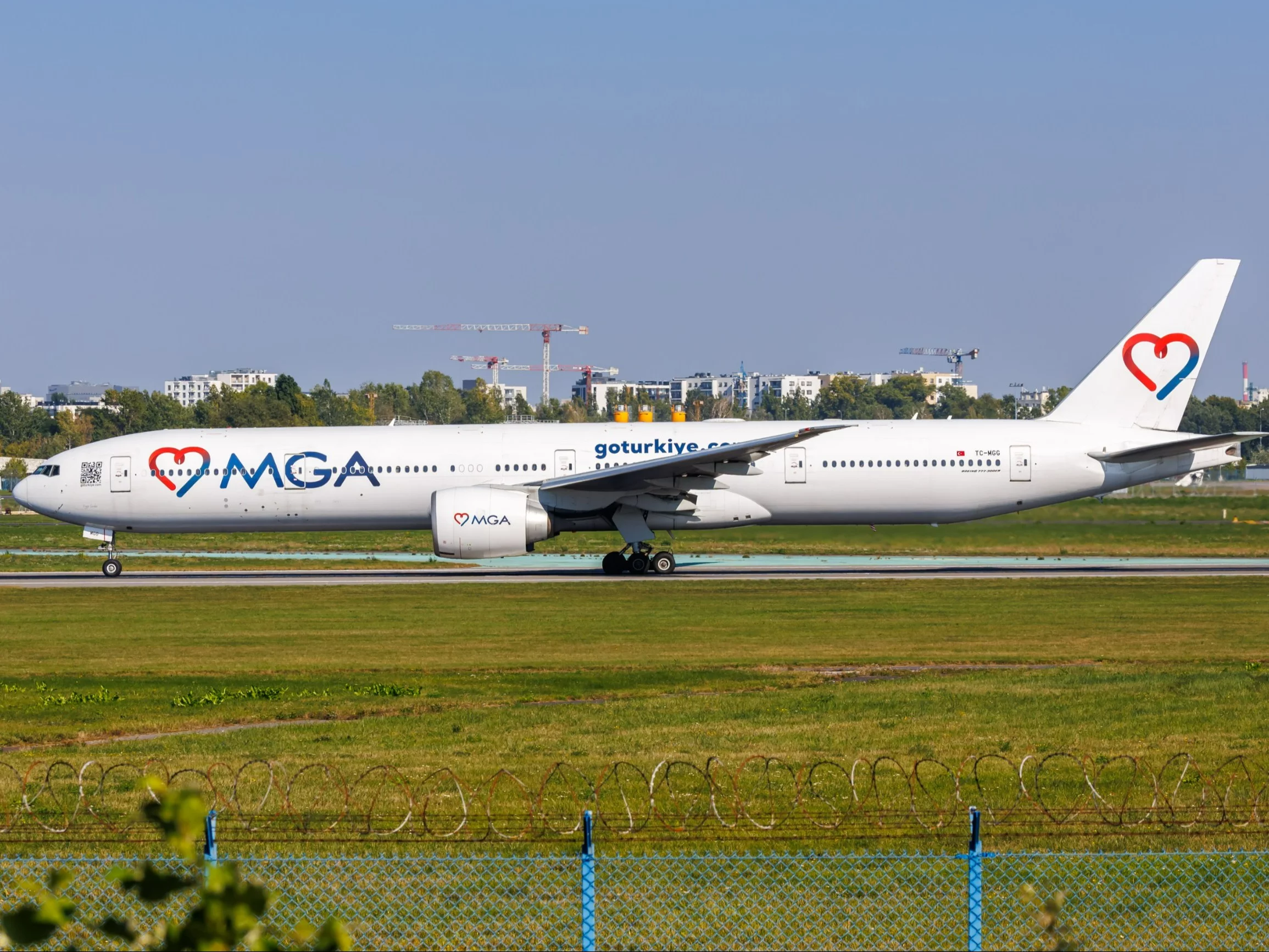 Boeing 777-300ER na lotnisku w Warszawie